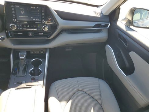 Used 2021 Toyota Highlander LE image 27