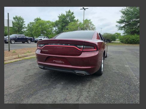 Used 2019 Dodge Charger SXT RWD image 2