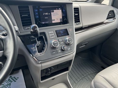 Used 2017 Toyota Sienna XLE w/ XLE Navigation Package FWD image 21