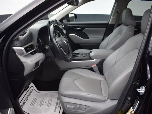 Used 2022 Toyota Highlander XLE AWD/4WD image 16