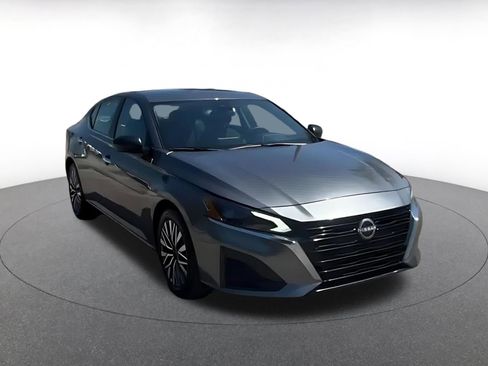 Used 2025 Nissan Altima 2.5 SV FWD image 3