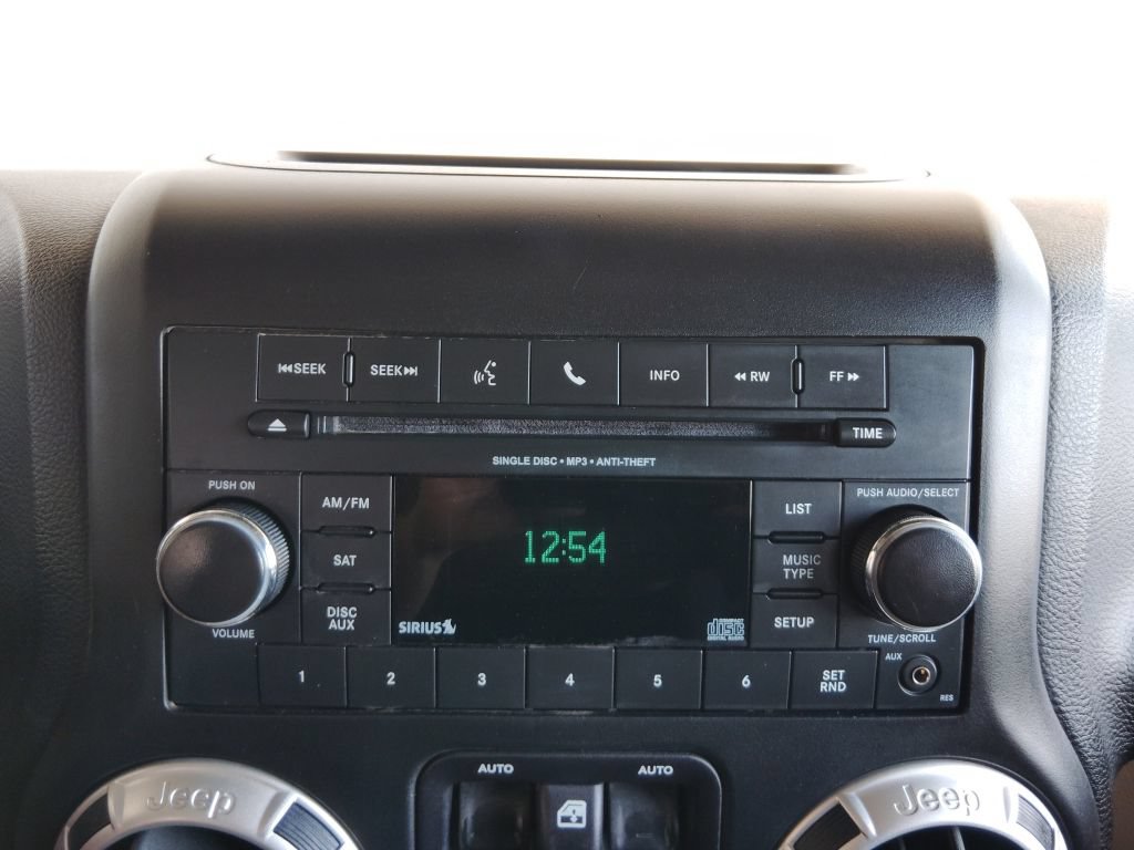 Used 2016 Jeep Wrangler Unlimited Rubicon w/ Connectivity Group AWD/4WD image 33