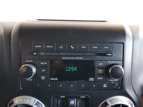 Used 2016 Jeep Wrangler Unlimited Rubicon w/ Connectivity Group AWD/4WD image 33