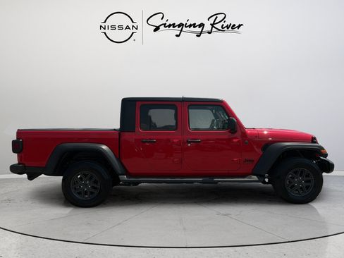 Used 2025 Jeep Gladiator Sport AWD/4WD image 8