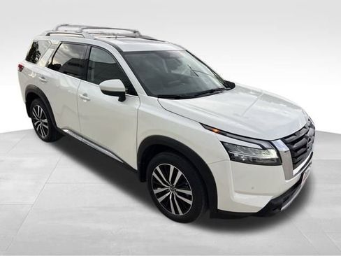 Used 2024 Nissan Pathfinder Platinum image 14