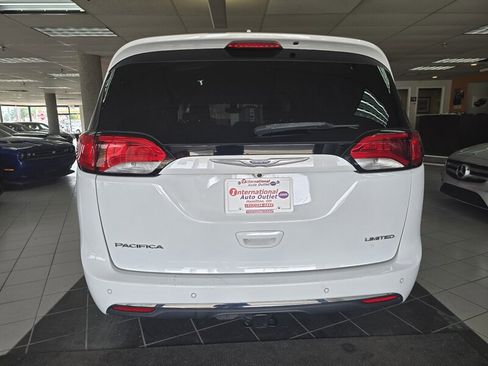 Used 2018 Chrysler Pacifica Limited image 5