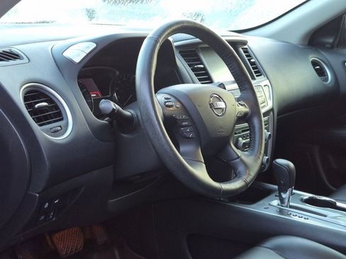 Used 2020 Nissan Pathfinder SL FWD image 2