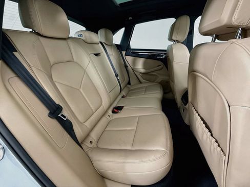 Certified 2025 Porsche Macan AWD/4WD image 29
