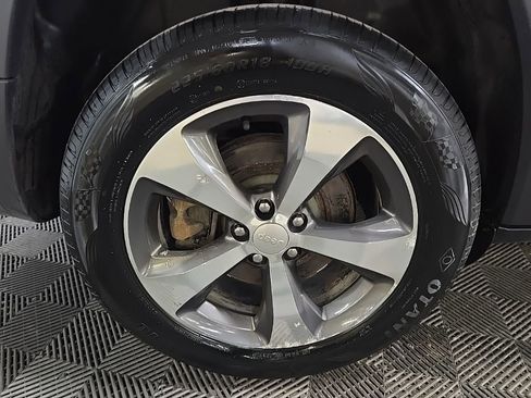 Used 2019 Jeep Cherokee Limited AWD/4WD image 14