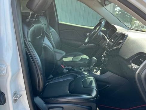 Used 2019 Jeep Cherokee Latitude Plus AWD/4WD image 30