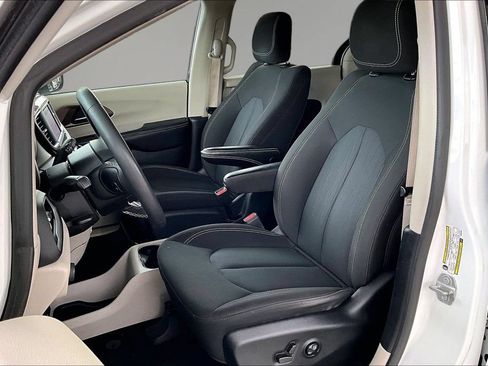Used 2022 Chrysler Voyager LX FWD image 20