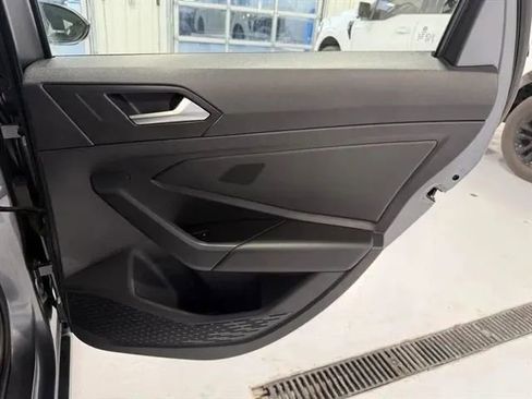 Used 2022 Volkswagen Jetta SE image 17