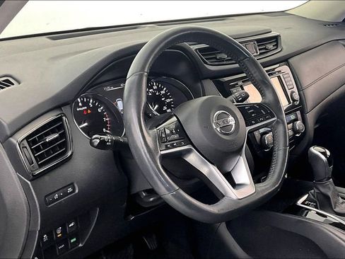 Used 2017 Nissan Rogue SV w/ SV Premium Package image 18