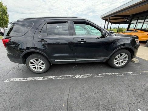 Used 2018 Ford Explorer XLT AWD/4WD image 2