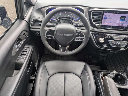 Used 2025 Chrysler Pacifica Select FWD image 16