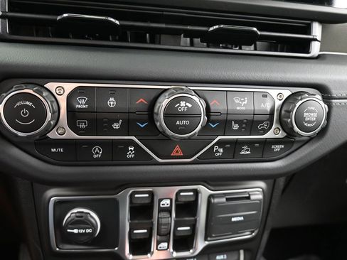 Used 2025 Jeep Gladiator Mojave image 24