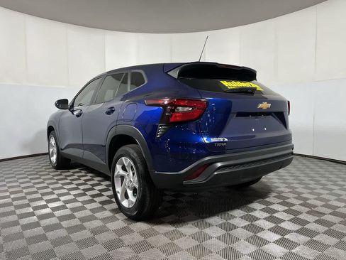 Used 2024 Chevrolet Trax LS w/ LS Convenience Package FWD image 6