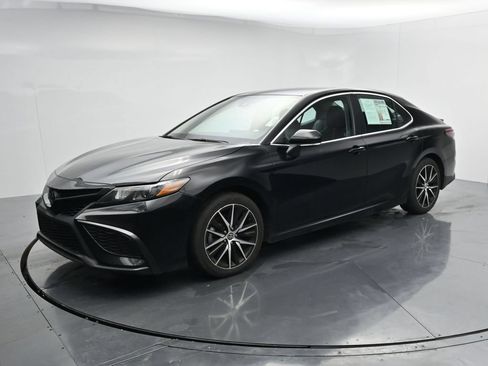 Used 2024 Toyota Camry SE FWD image 4