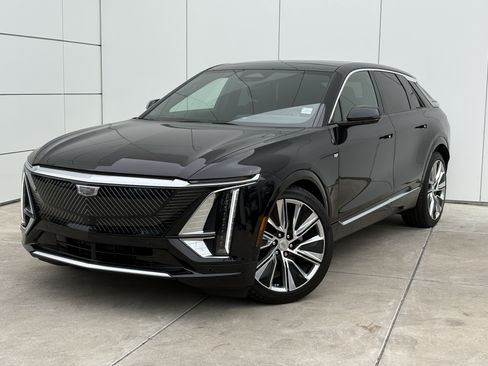 Used 2024 Cadillac Lyriq Luxury w/ LPO, Floor Liner Package AWD/4WD image 2