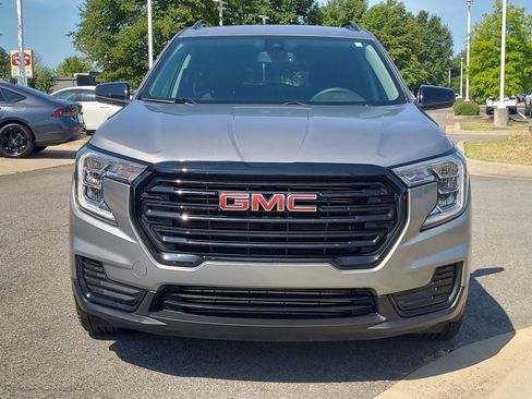 Used 2024 GMC Terrain SLE w/ Driver Convenience Package FWD image 8