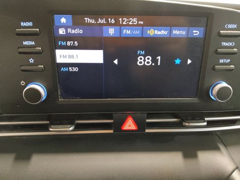 Used 2025 Hyundai Elantra SE FWD image 25