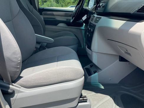 Used 2012 Volkswagen Routan S FWD image 8