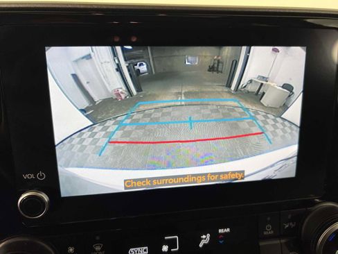 Used 2024 Toyota Highlander XLE image 6