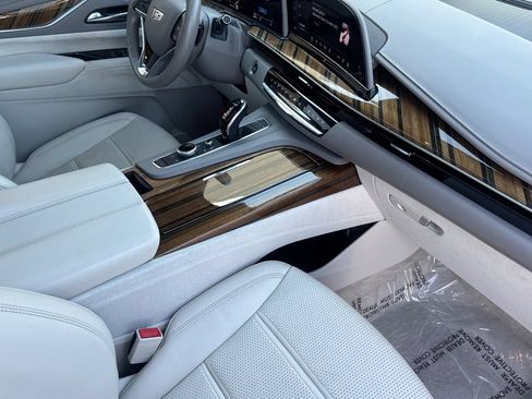 Used 2022 Cadillac Escalade ESV Sport Platinum w/ Heavy-Duty Trailer Package AWD/4WD image 30