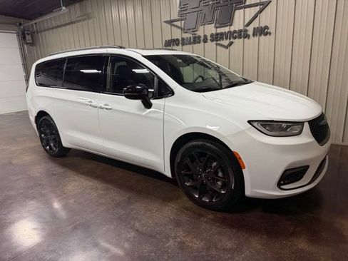 Used 2025 Chrysler Pacifica Limited AWD/4WD image 6