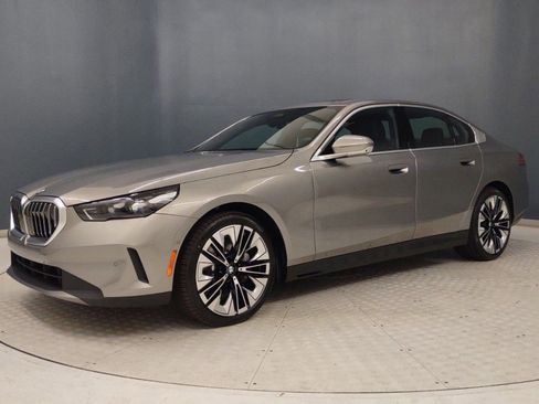 Used 2024 BMW 530i w/ Premium Package image 16