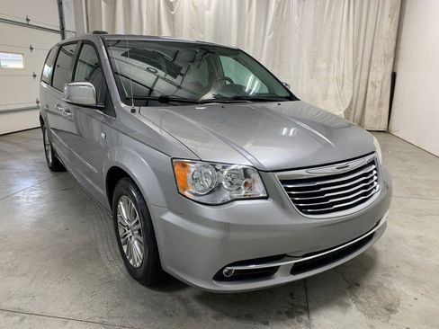 Used 2014 Chrysler Town & Country Touring-L image 14