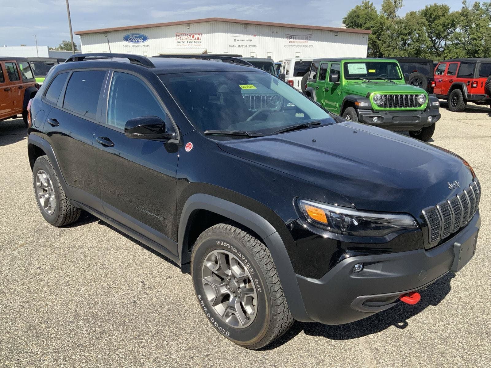Used 2022 Jeep Cherokee Trailhawk AWD/4WD image 2