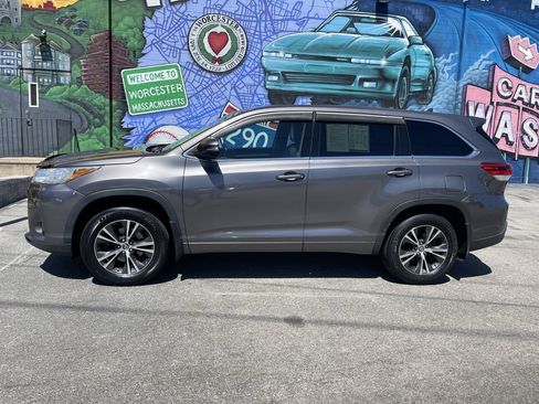 Used 2017 Toyota Highlander Plus w/ Carpet Mat Package AWD/4WD image 2