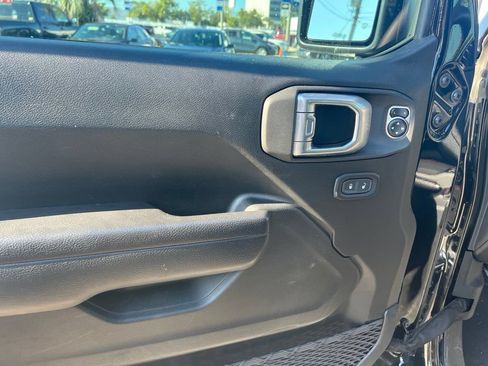 Used 2023 Jeep Gladiator Rubicon w/ LED Lighting Group AWD/4WD image 9