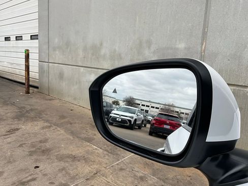 Used 2025 Nissan Kicks SV image 17