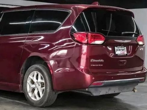 Used 2018 Chrysler Pacifica Touring Plus w/ Tire & Wheel Group FWD image 13