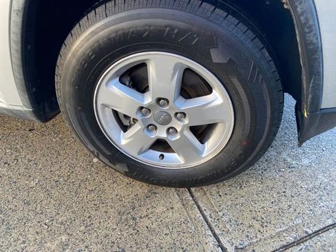 Used 2012 Jeep Grand Cherokee Laredo w/ Laredo E Group image 24