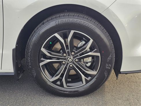 Used 2025 Toyota Sienna Platinum image 9