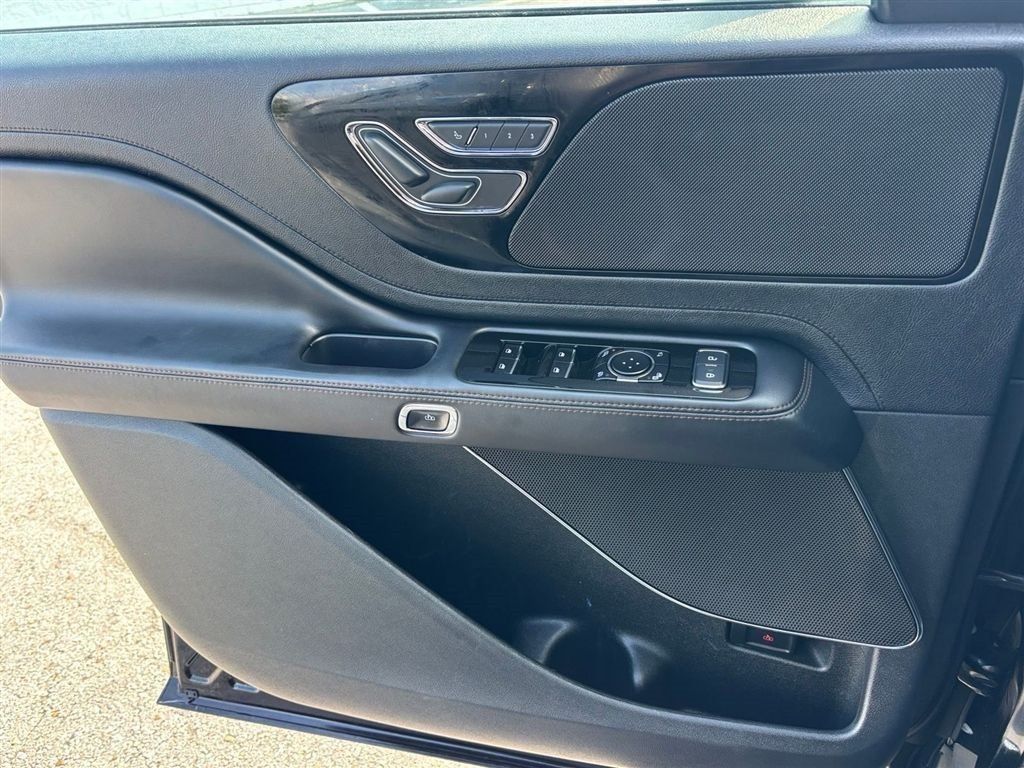 Used 2023 Lincoln Aviator AWD w/ Elements Package image 11