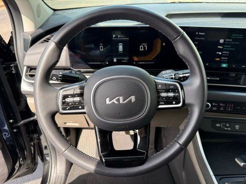 Used 2025 Kia Carnival FWD image 8