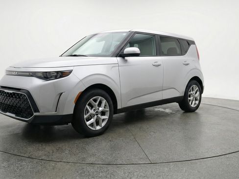 Used 2025 Kia Soul LX w/ LX Technology Package FWD image 3