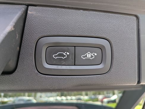 Used 2022 Volvo XC60 B6 Inscription w/ Protection Package Premier image 18