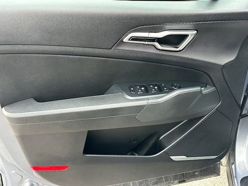 Used 2025 Kia Sportage LX image 16