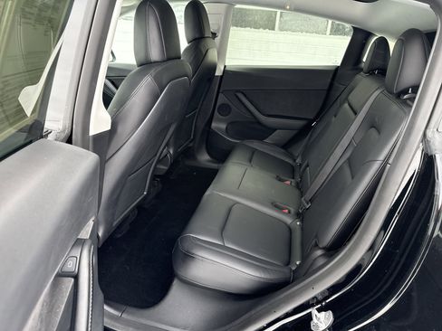 Used 2022 Tesla Model Y Long Range image 31