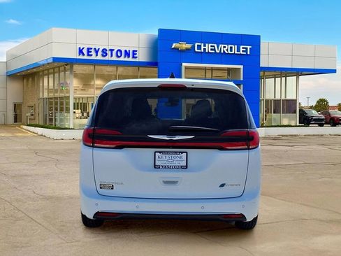 Used 2024 Chrysler Pacifica Select FWD image 6