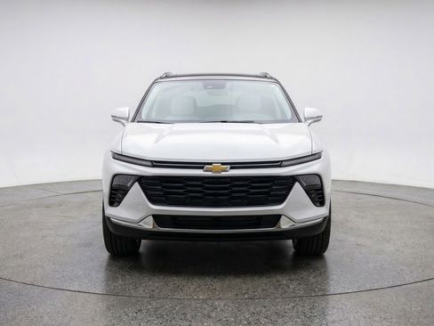 Used 2025 Chevrolet Blazer LT FWD image 2