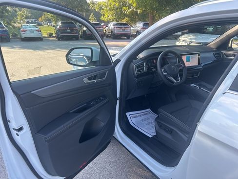 New 2026 Volkswagen Atlas Cross Sport SE image 9