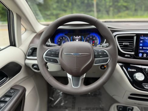 Used 2017 Chrysler Pacifica Touring w/ Tire & Wheel Group FWD image 24