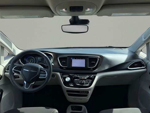 Used 2023 Chrysler Voyager LX image 14