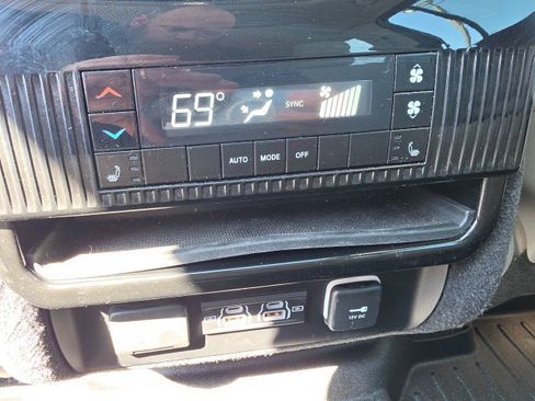 Used 2022 Jeep Wagoneer Series III w/ Premium Group I image 30